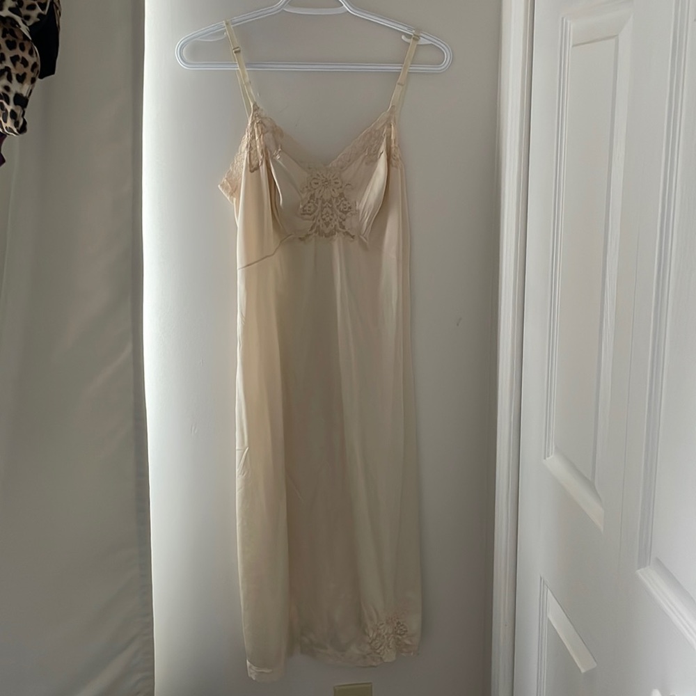 The slip has no stains/damage. I’m a size 2-4 US and I find it’s too big for me.